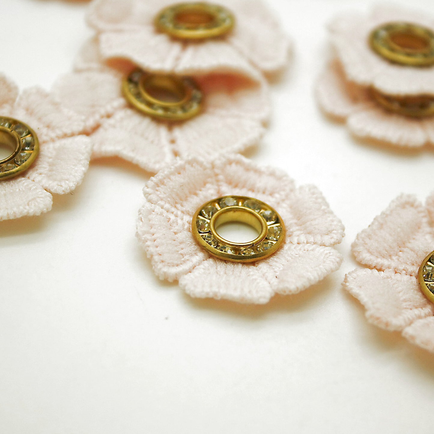 10 X LIGHT PINK FLOWER MOTIFS - SARAHI.NYC