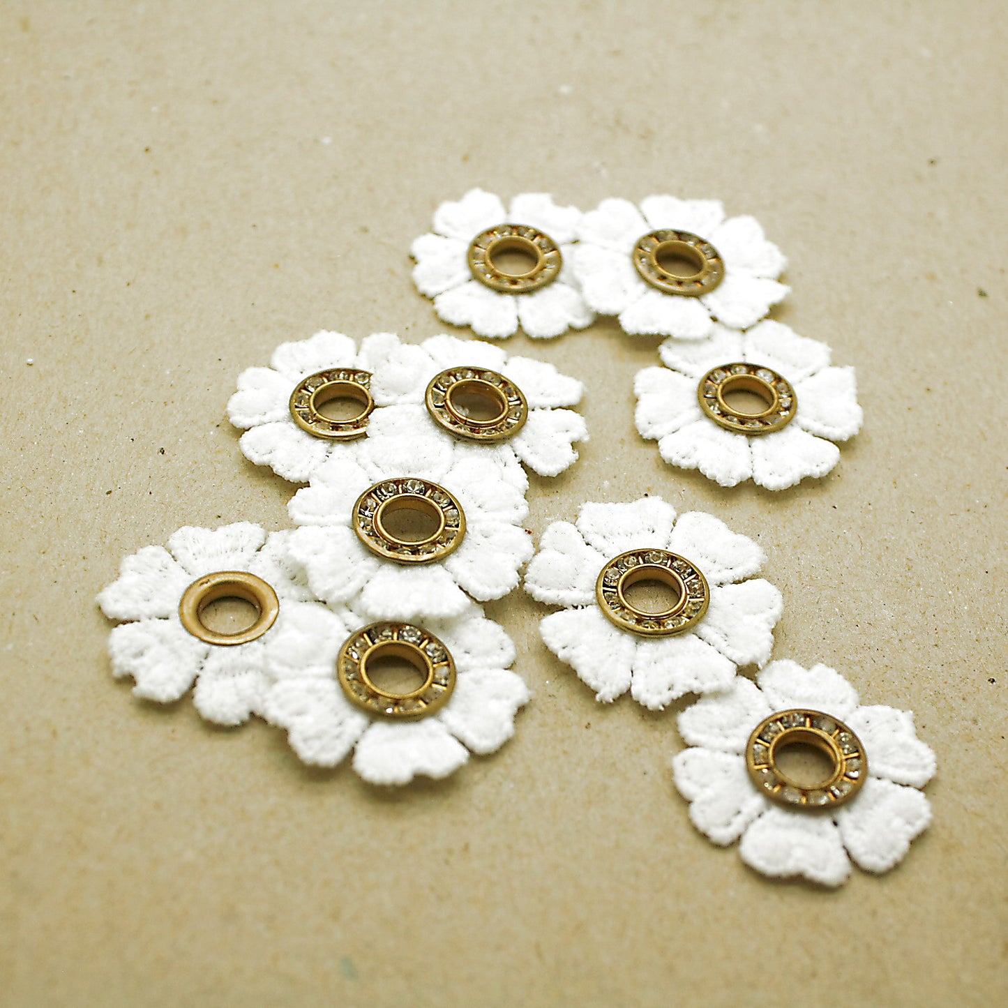 10 X WHITE FLOWER MOTIFS - SARAHI.NYC