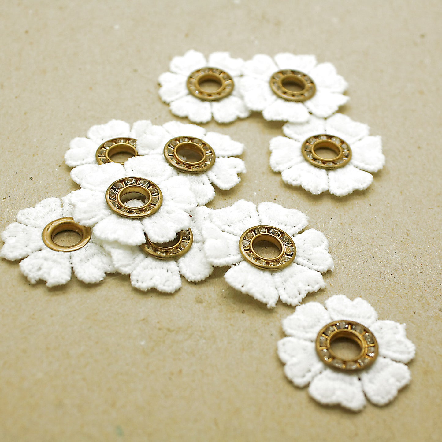 10 X WHITE FLOWER MOTIFS - SARAHI.NYC